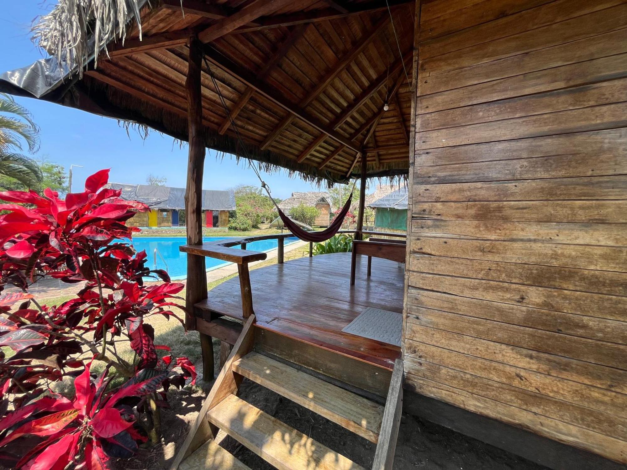Kamala Surf & Backpacker Hostel Montañita Екстериор снимка