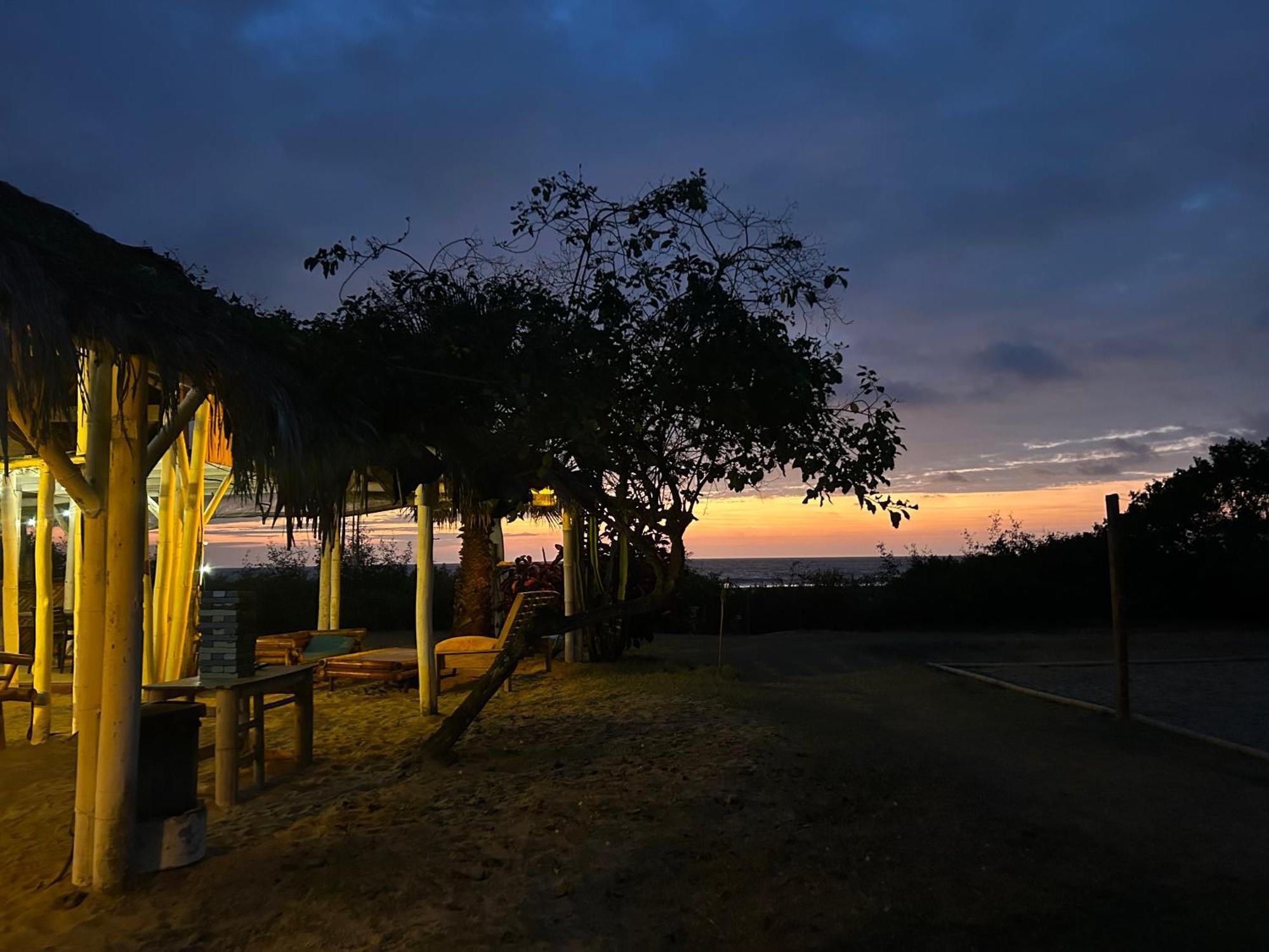 Kamala Surf & Backpacker Hostel Montañita Екстериор снимка